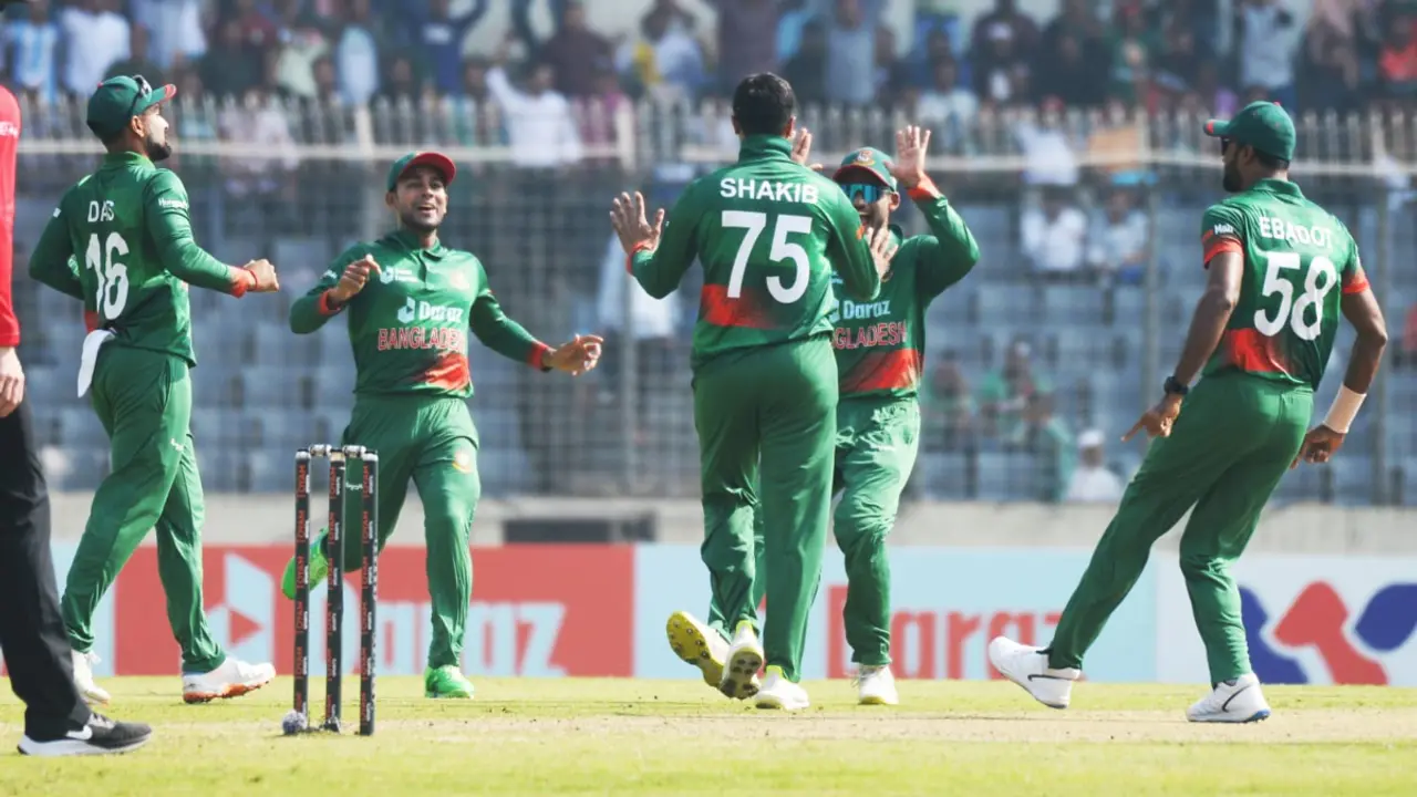 রোহিতের পর কোহলিকেও ফেরালেন সাকিব