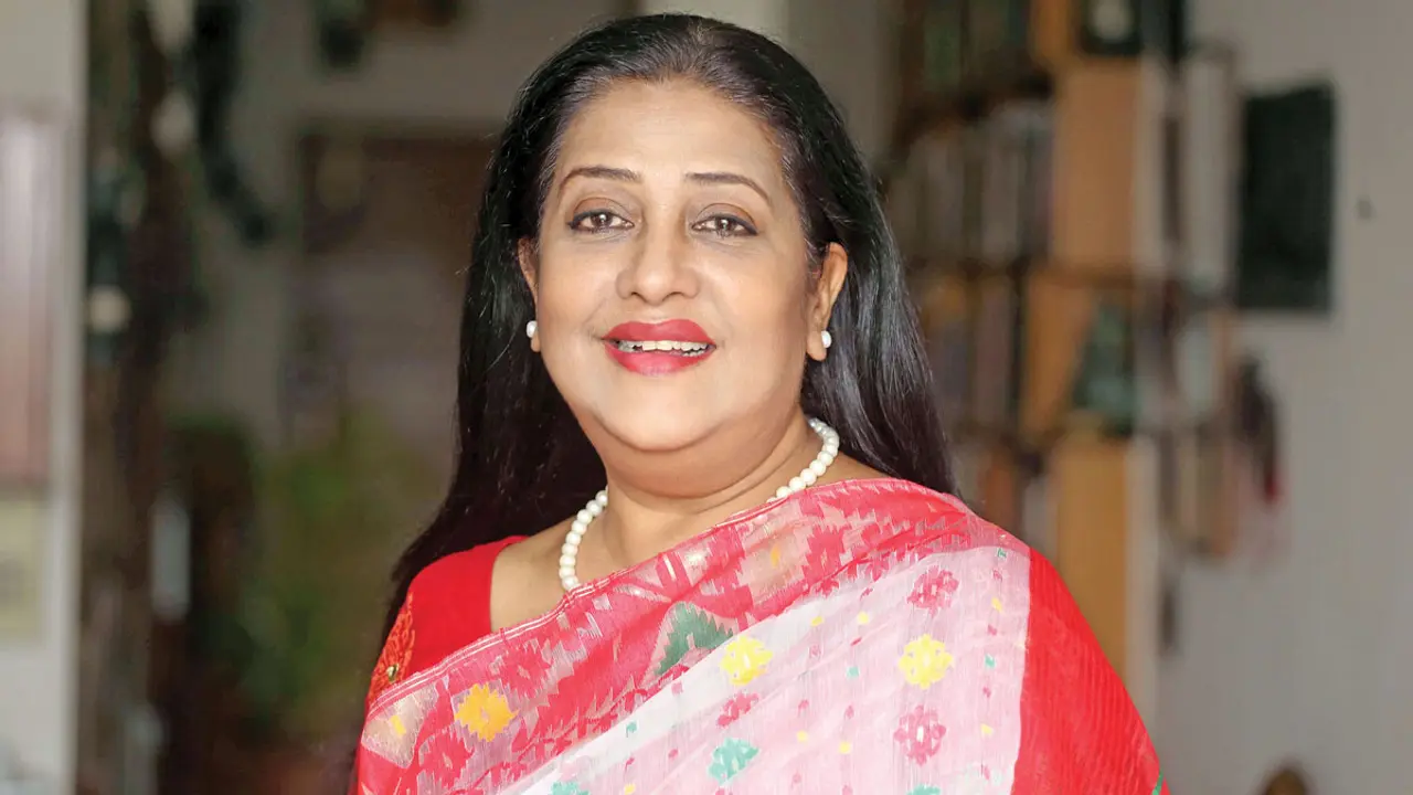 সিঁড়ি থেকে পড়ে আহত সুবর্ণা