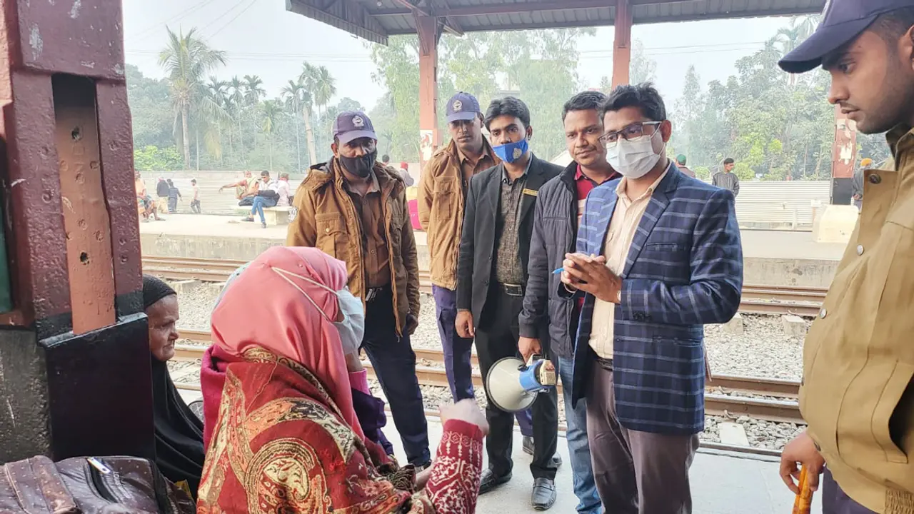 বিনা টিকিটে রেল ভ্রমণ, লক্ষাধিক টাকা জরিমানা