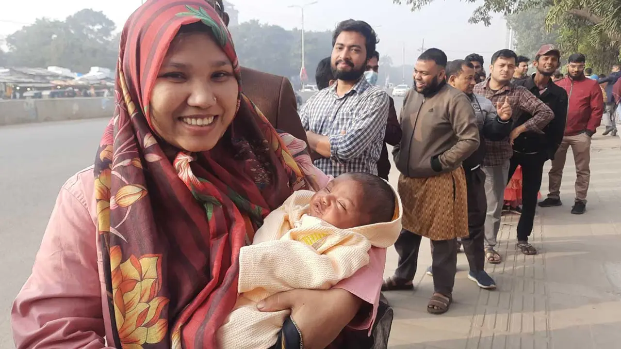 দেড় মাসের সন্তান নিয়ে মেট্রোরেলের লাইনে শাহনাজ