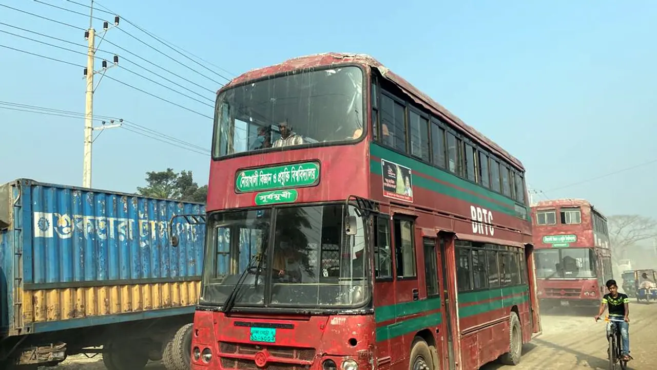 ফিটনেসবিহীন বাসে ঝুঁকি নিয়ে যাতায়াত নোবিপ্রবি শিক্ষার্থীদের