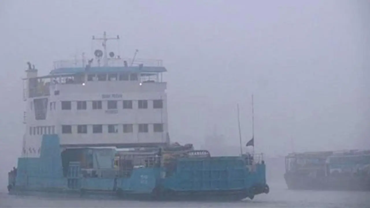 ঘন কুয়াশায় দৌলতদিয়া-পাটুরিয়া নৌরুটে ফেরি চলাচল বন্ধ
