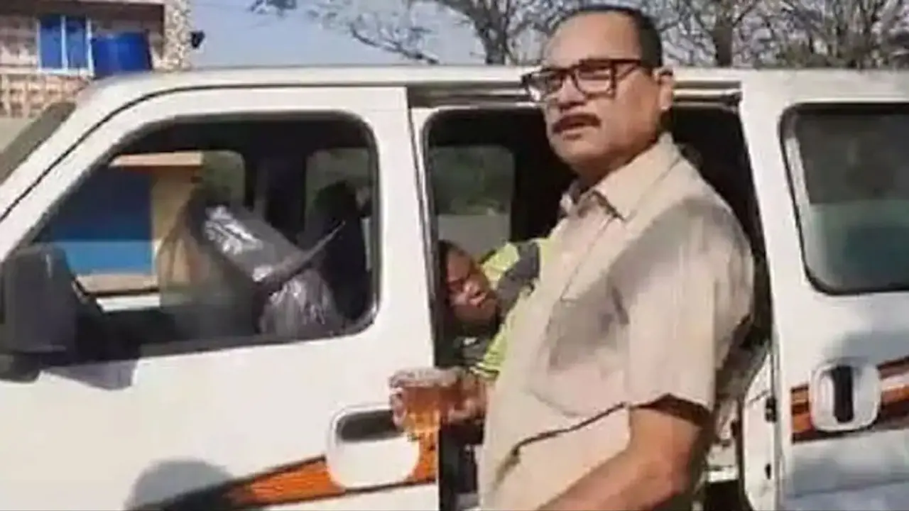 রাস্তায় অ্যাম্বুলেন্স থামিয়ে মদ্যপান চালকের, খাওয়ালেন রোগীকেও