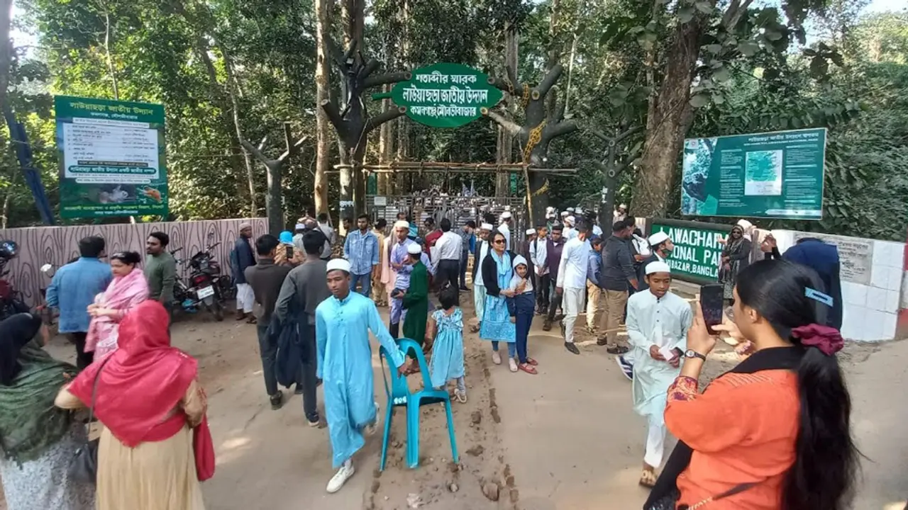 মৌলভীবাজারে পর্যটকের ঢল, বাড়তি ভাড়াতেও মিলছে না রুম