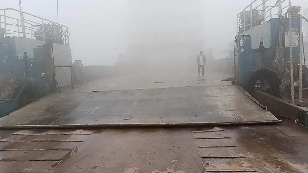 ঘন কুয়াশায় দৌলতদিয়া-পাটুরিয়া নৌরুটে ফেরি চলাচল বন্ধ