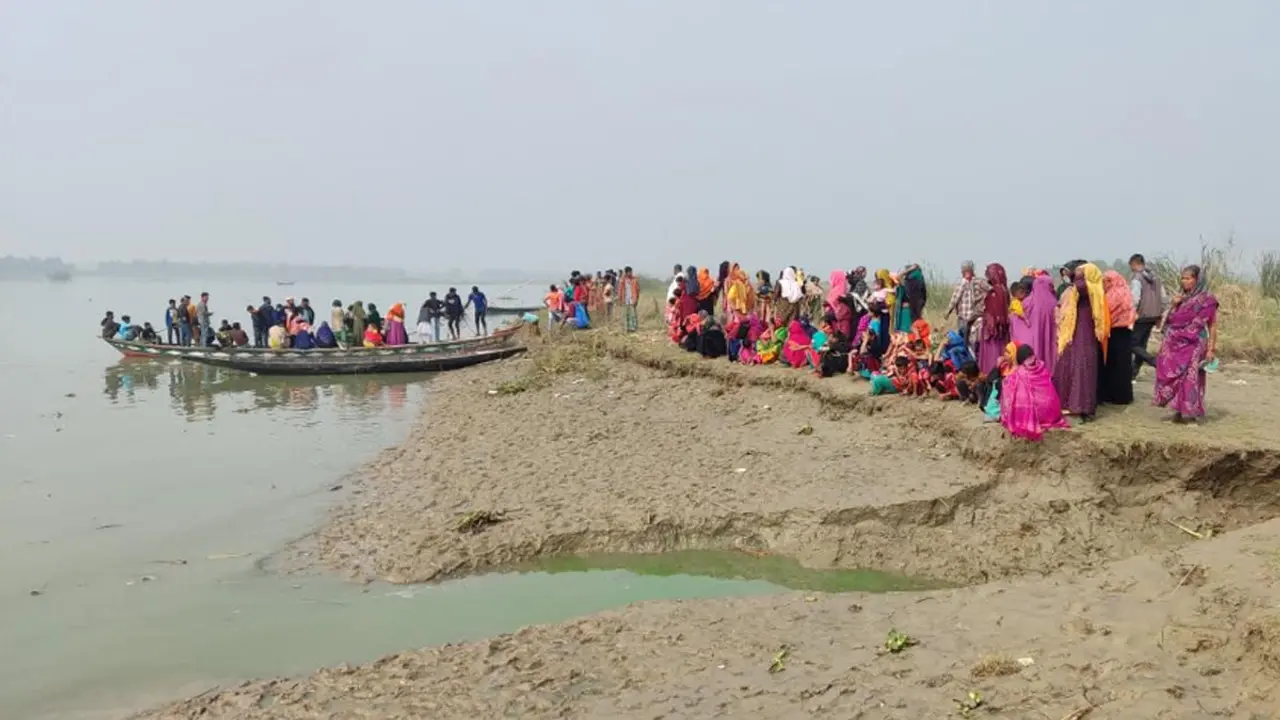 নৌকাডুবিতে এখনো নিখোঁজ ৪, নদী পাড়ে অপেক্ষায় স্বজনেরা