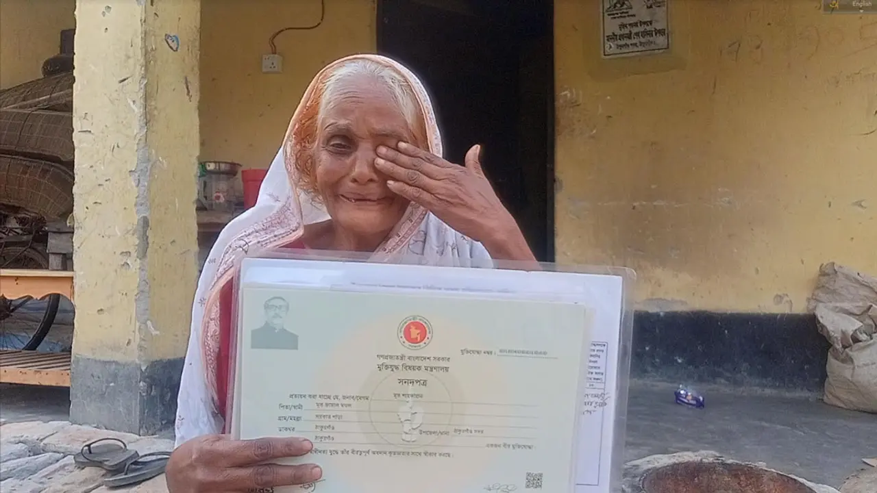 আশ্রয়ণের এক ঘরে মুক্তিযোদ্ধা পরিবারের ৯ সদস্যের মানবেতর জীবন