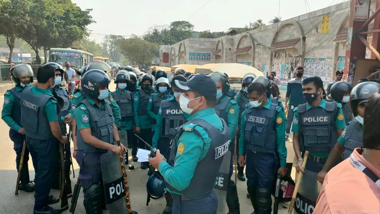 নীলক্ষেত থেকে শিক্ষার্থীদের সরিয়ে দিয়েছে পুলিশ