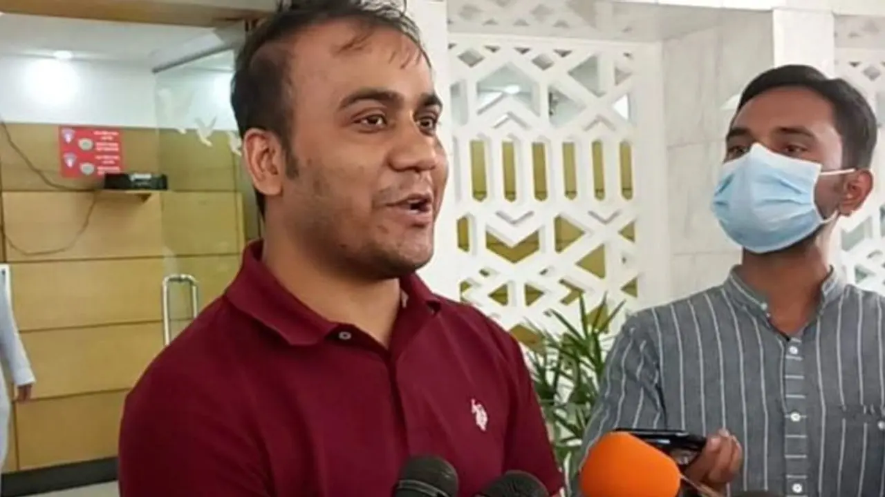 চাকরি ফিরে পেতে রিট করলেন দুদকের শরীফ