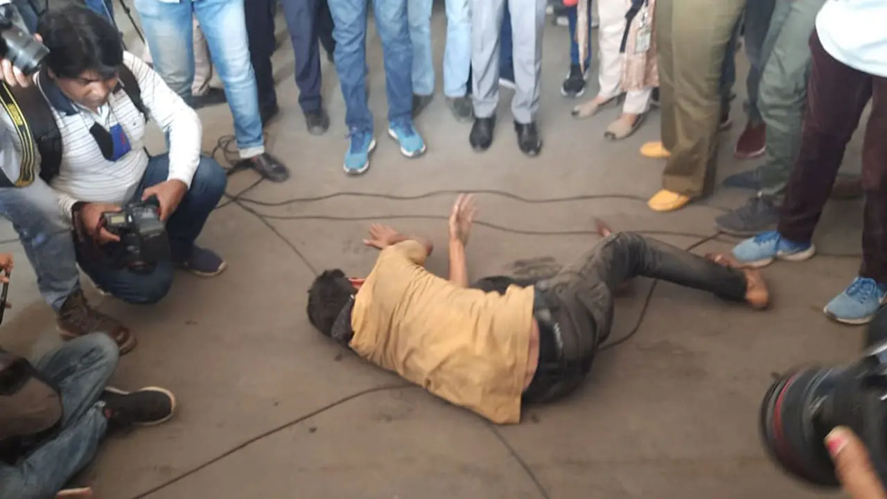 বিমানবন্দরে হাদিসুরের ভাইয়ের আহাজারি