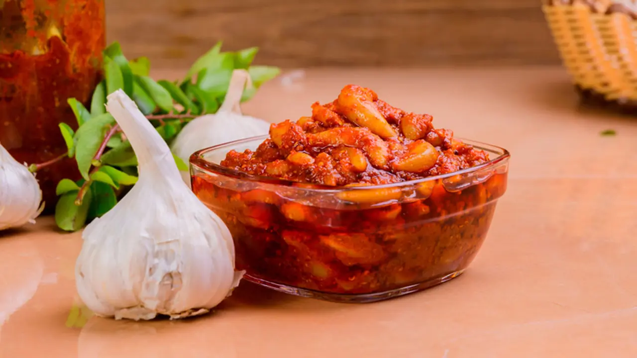 রসুনের আচার তৈরি করবেন যেভাবে