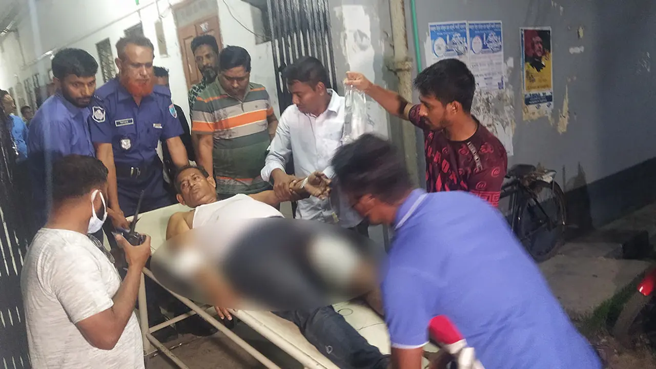 এসআইকে কুপিয়ে পালালেন হত্যা মামলার আসামি