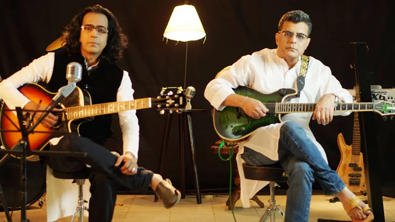 গাইলেন বাপ্পা, মডেল হলেন দুই ভাই