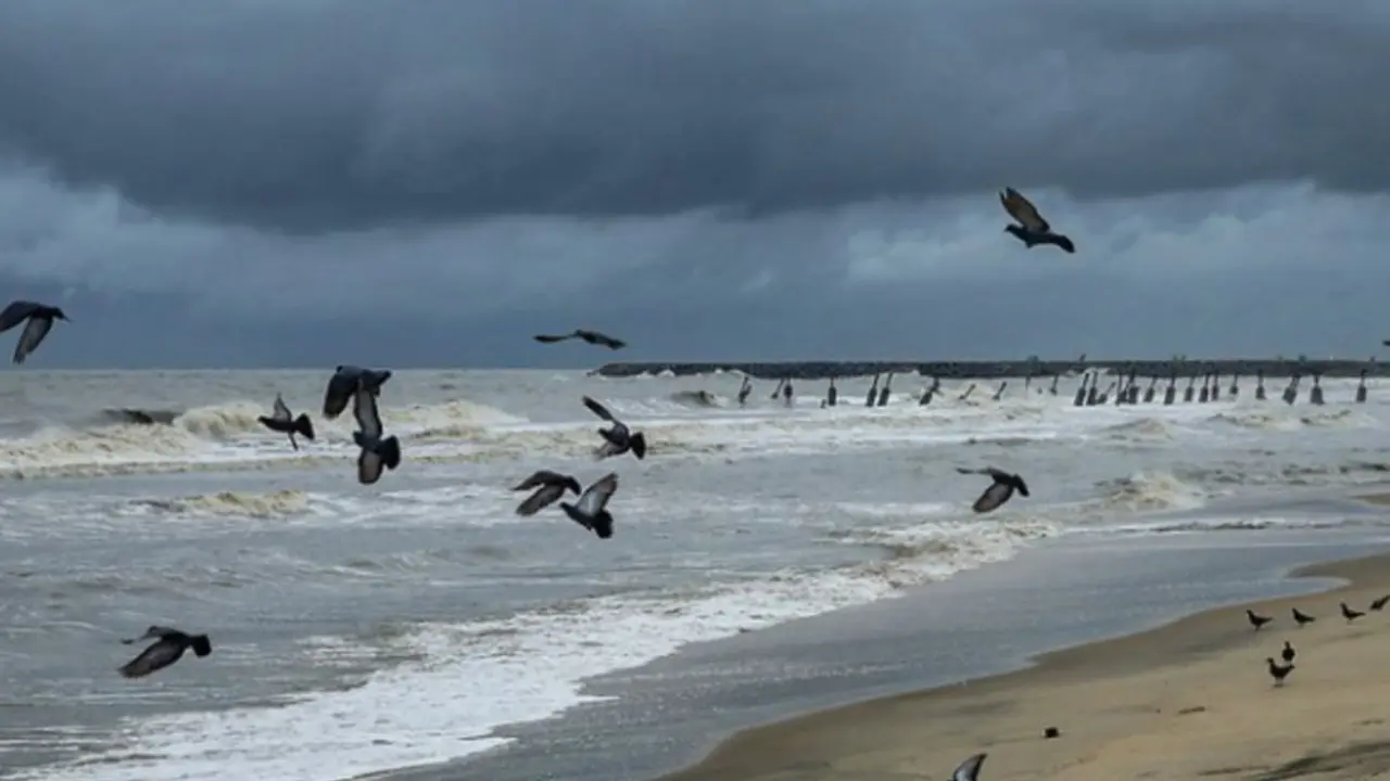 সাগরে নিম্নচাপ, ১ নম্বর সংকেত