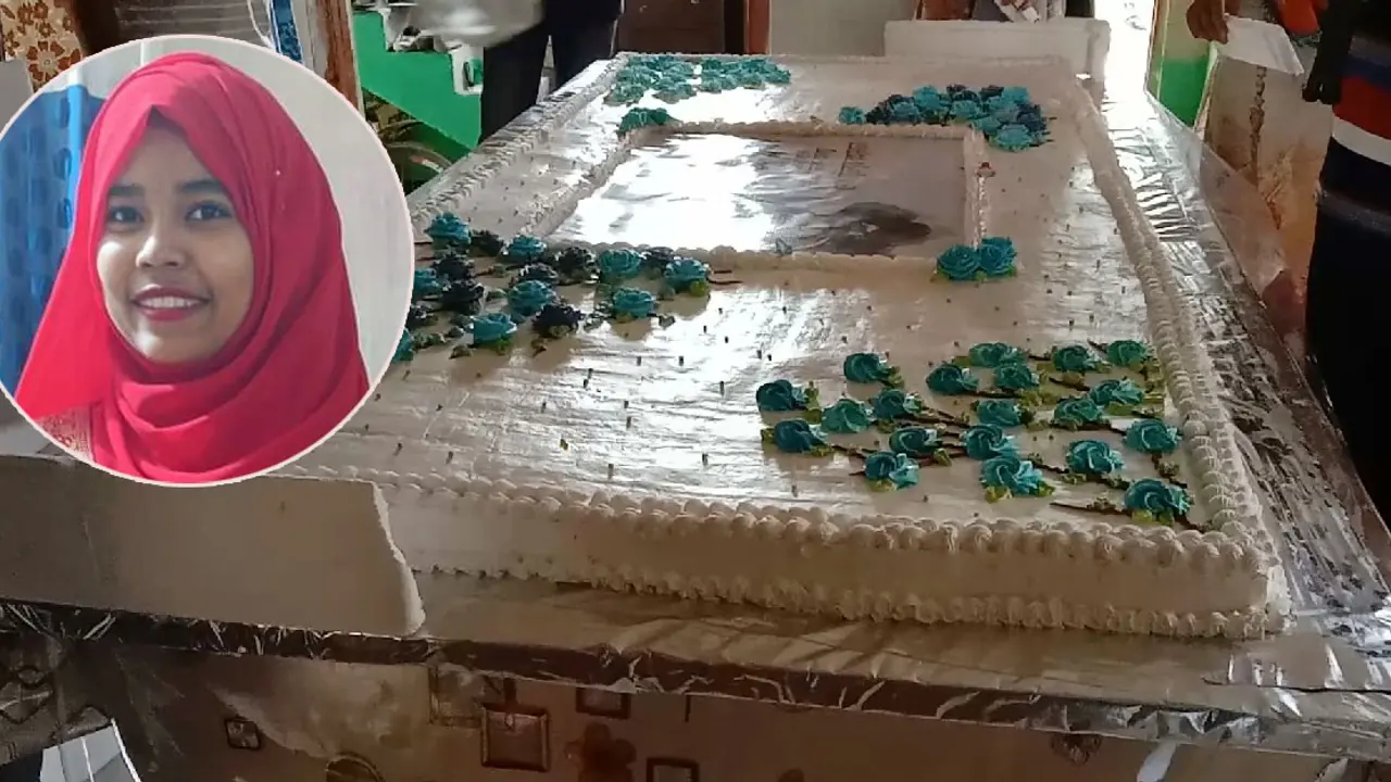 বঙ্গবন্ধুর জন্মবার্ষিকীতে ১০২ পাউন্ডের কেক বানালেন কলেজছাত্রী