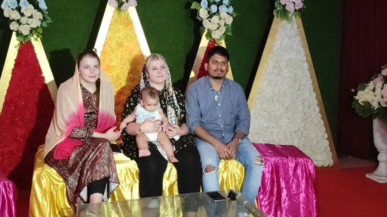 সন্তানসহ গায়ে হলুদে আলিসা-শুভ দম্পতি