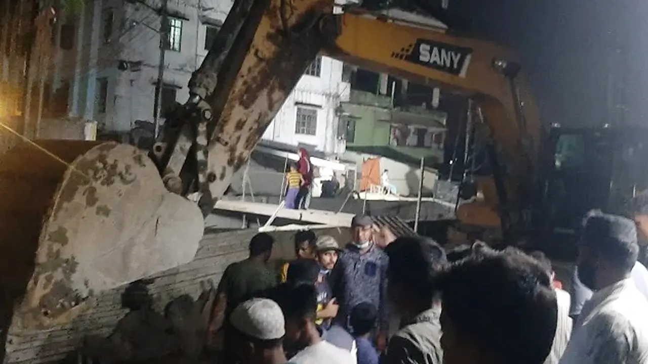 জলাবদ্ধতা নিরসন প্রকল্পের পাইল শিট পড়ে পথচারী নিহত