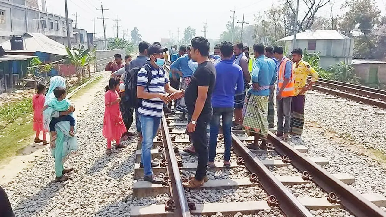 কুমিল্লায় ট্রেনে কাটা পড়ে ৩ শিক্ষার্থী নিহত