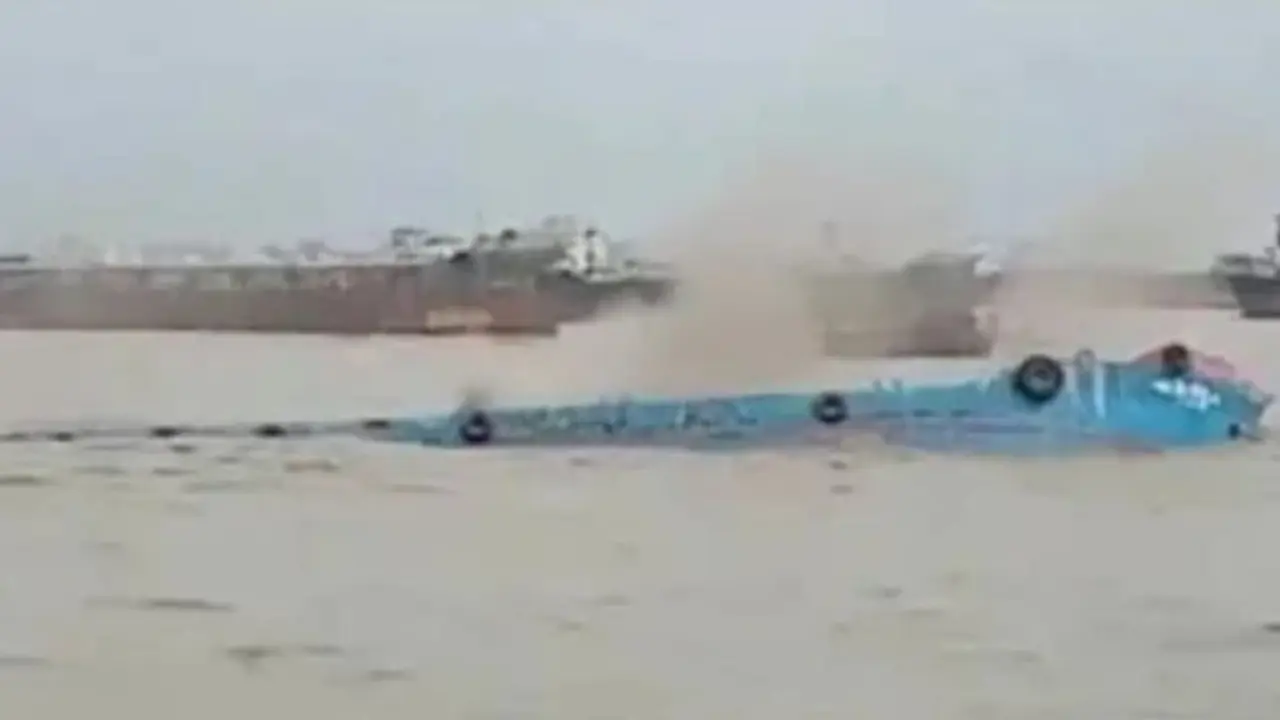 ৩০ ঘণ্টায়ও খোঁজ মেলেনি ৪ নাবিকের