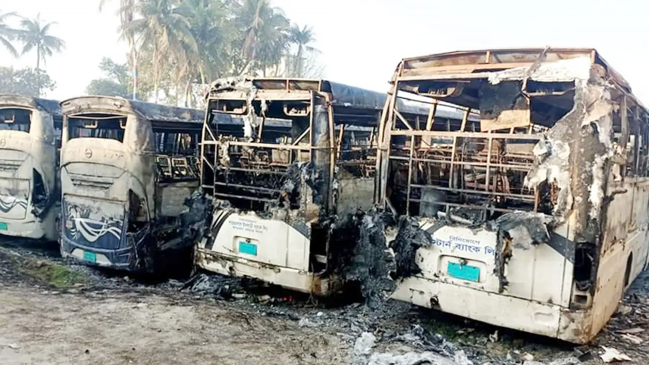 গভীর রাতে আগুনে পুড়ল সাউথ লাইন পরিবহনের ১২ বাস