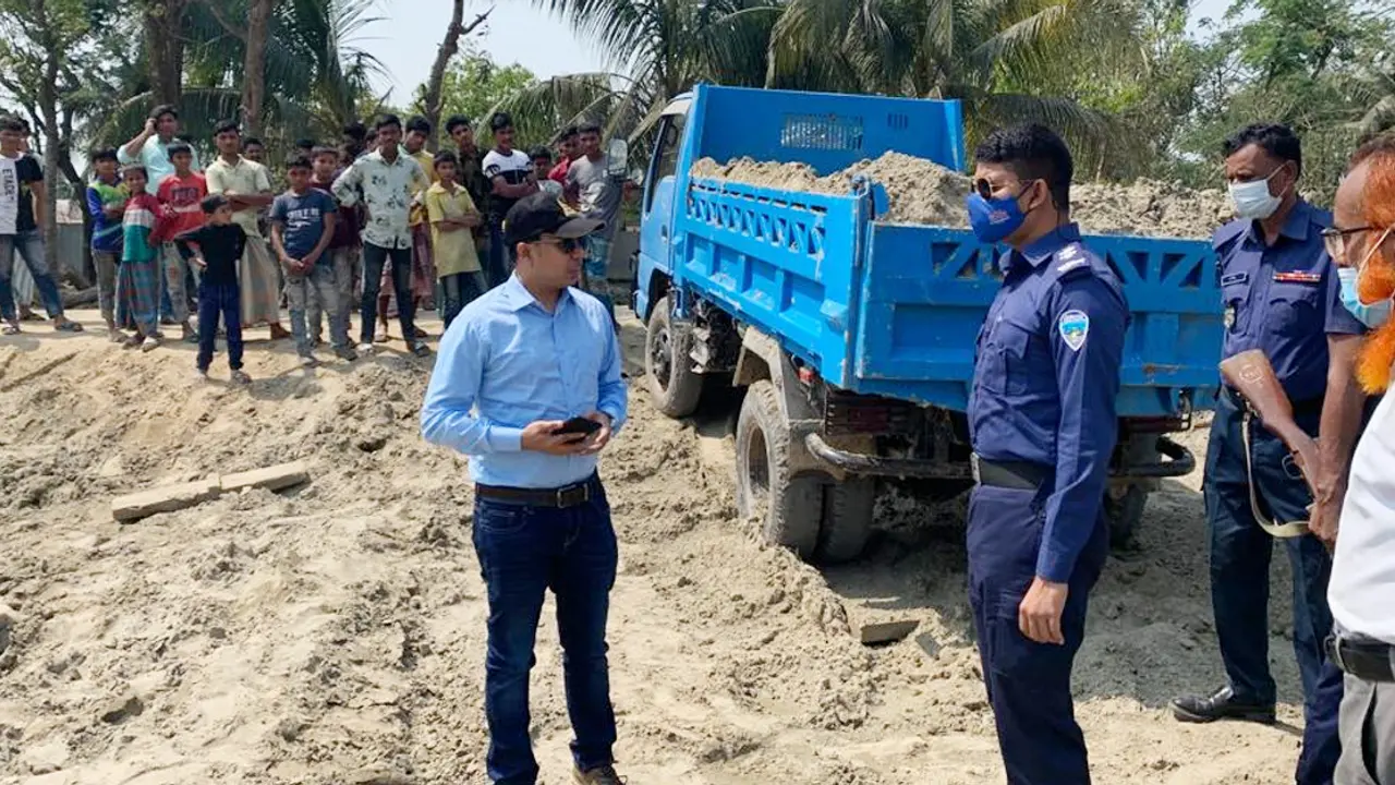 বাঁশখালীতে অবৈধভাবে বালু উত্তোলনের দায়ে ৫০ হাজার টাকা জরিমানা
