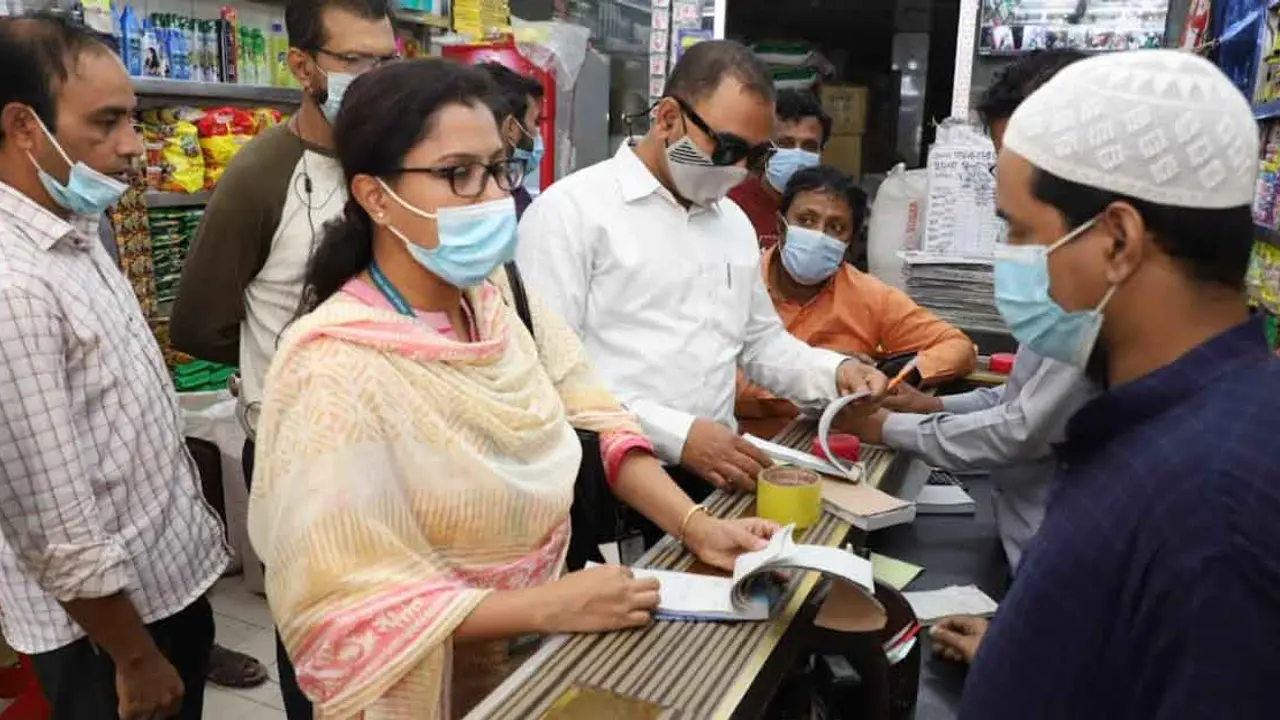 বেশি দামে তেল বিক্রি, দুই প্রতিষ্ঠানকে জরিমানা