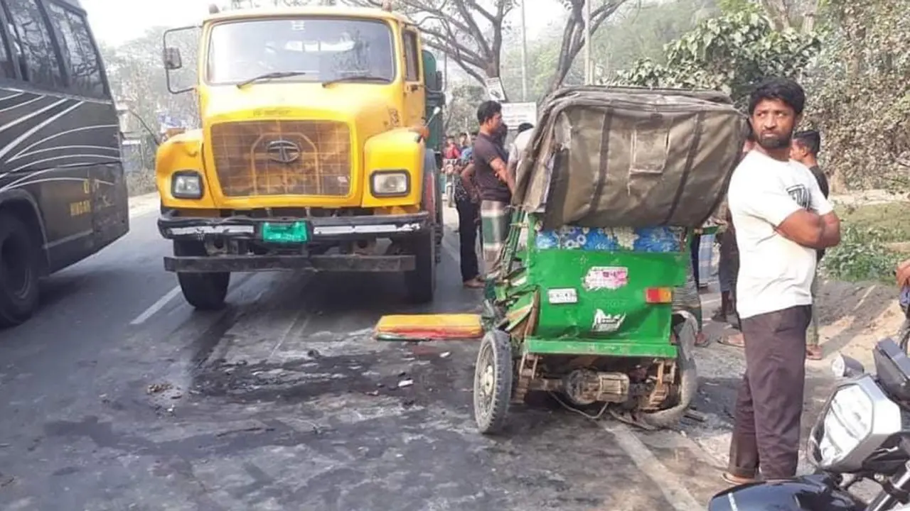 ছিনতাই করা ট্রাকের চাপায় অটোরিকশার ৩ জন নিহত