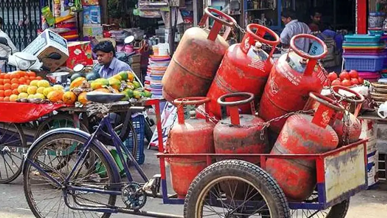 ডিজেল-পেট্রলের দাম বাড়ল ভারতে, রান্নার গ্যাস হাজার টাকা