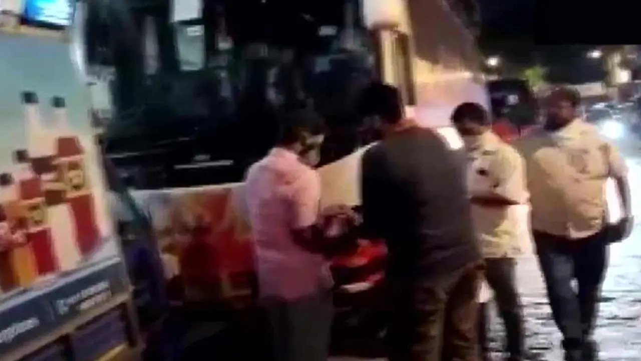আইপিএলের দল দিল্লির টিম বাসে হামলা