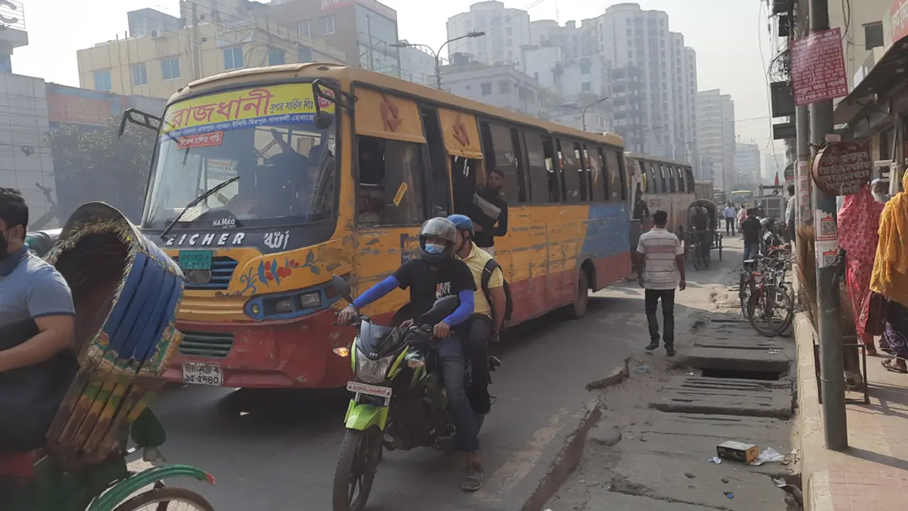 কারণ ছাড়াই যানজট বাড্ডা-প্রগতি সরণিতে