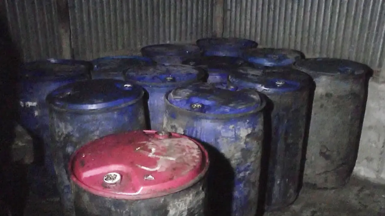 ঝিনাইদহে গুদামে মিলল ৬৫ হাজার লিটার সয়াবিন তেল
