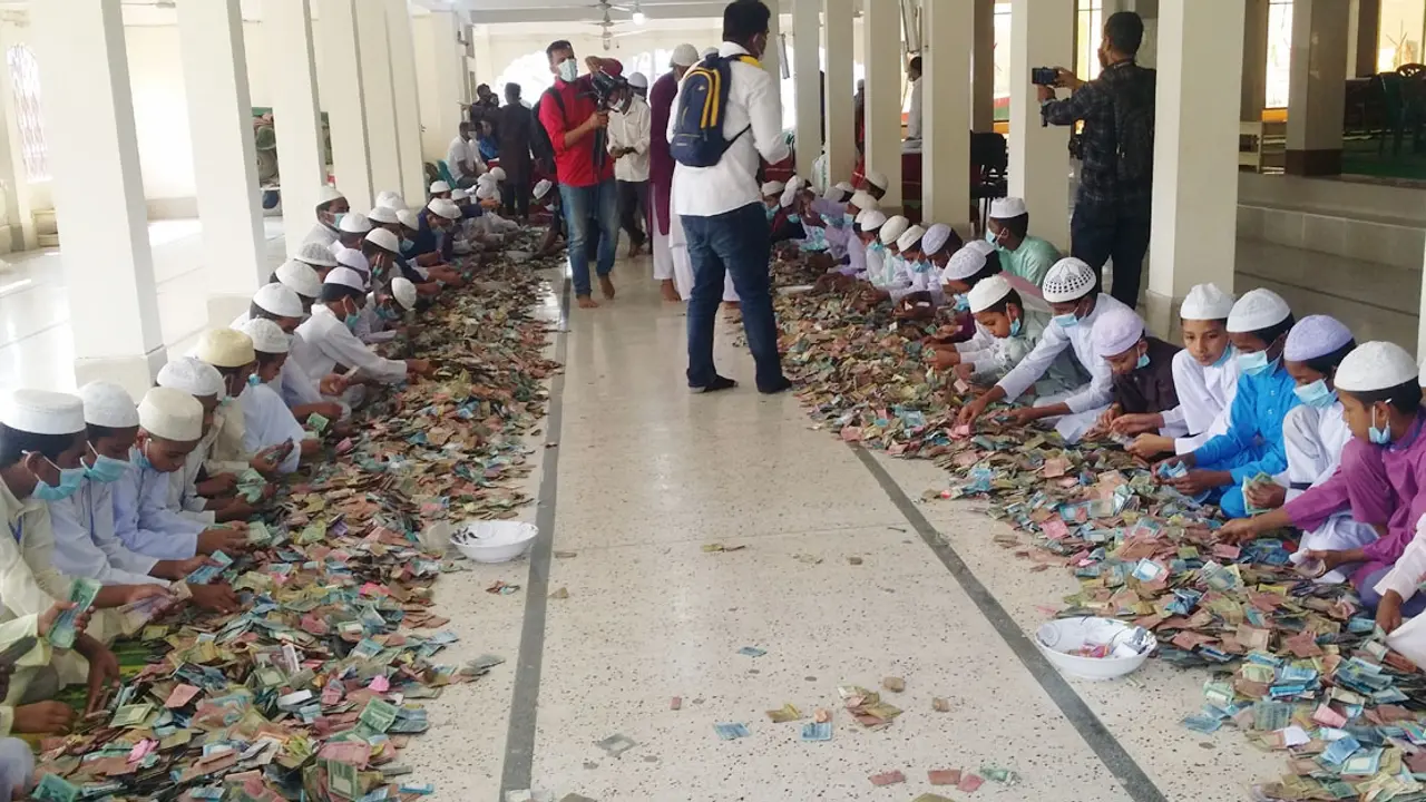 পাগলা মসজিদের দান সিন্দুকে মিলল ১৫ বস্তা টাকা