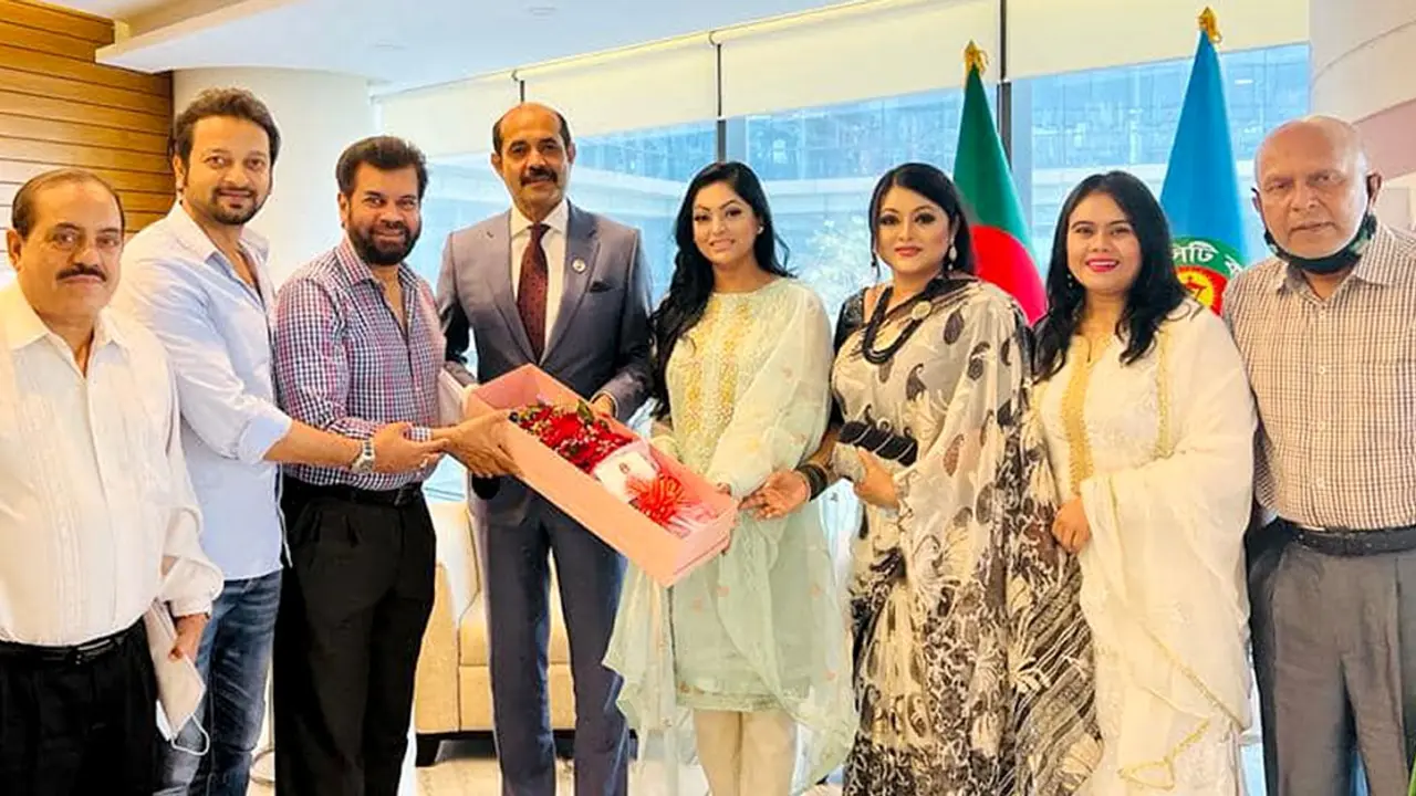 আমন্ত্রণ জানাতে গিয়ে আতিকের আথিতেয়তায় মুগ্ধ তারা