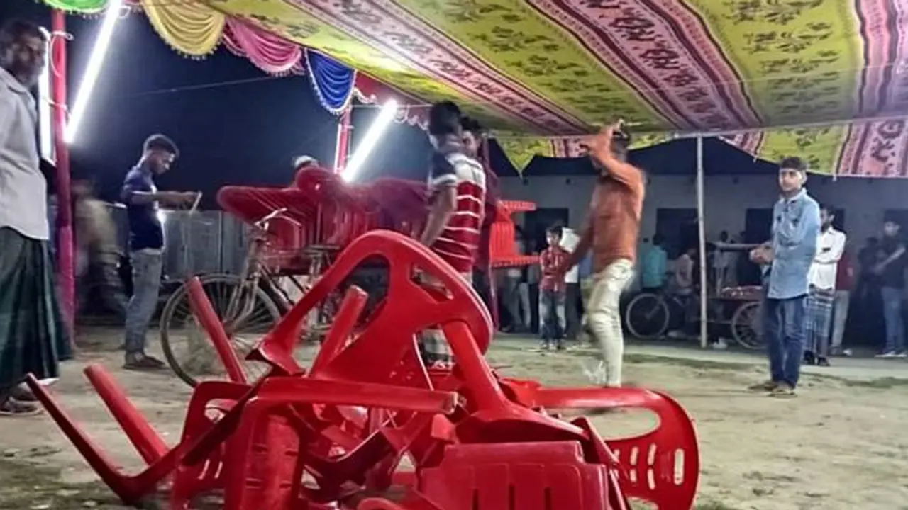 লক্ষ্মীপুরে মধ্যরাতে আ.লীগের চেয়ার ছোড়াছুড়ি, আহত ২০