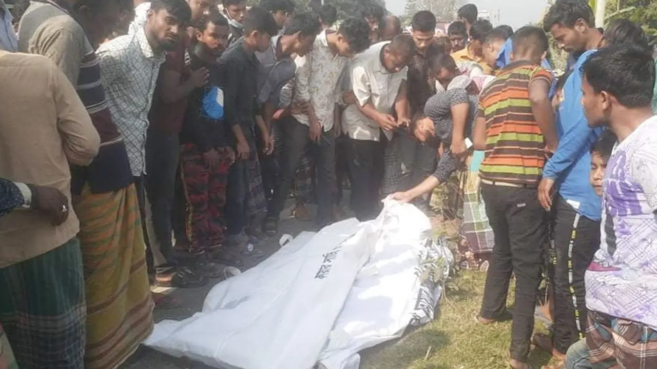 দাঁড়িয়ে থাকা ট্রাকে পিকআপের ধাক্কা, নিহত ২