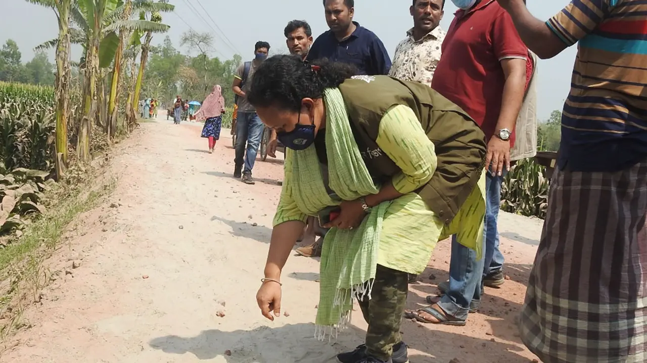 বাঘের গর্জন আর পায়ের ছাপে আতঙ্কে এলাকাবাসী