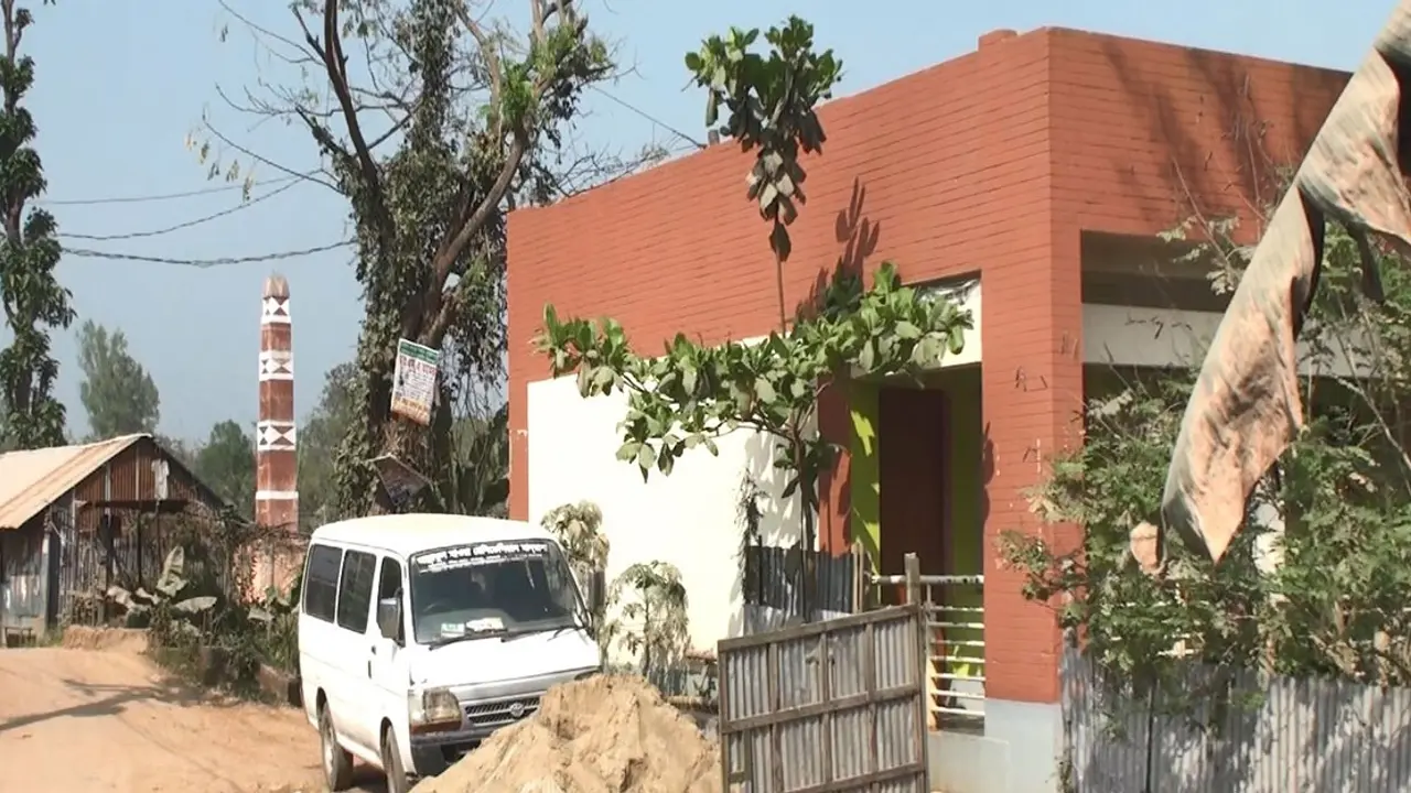 স্কুলের ভবন ঘেঁষে ইটভাটা, ভয়ে যাচ্ছে না শিক্ষার্থীরা