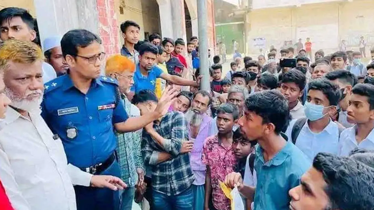 ক্লাসে বোরকা নিষিদ্ধ করায় প্রধান শিক্ষকের পদত্যাগ দাবি