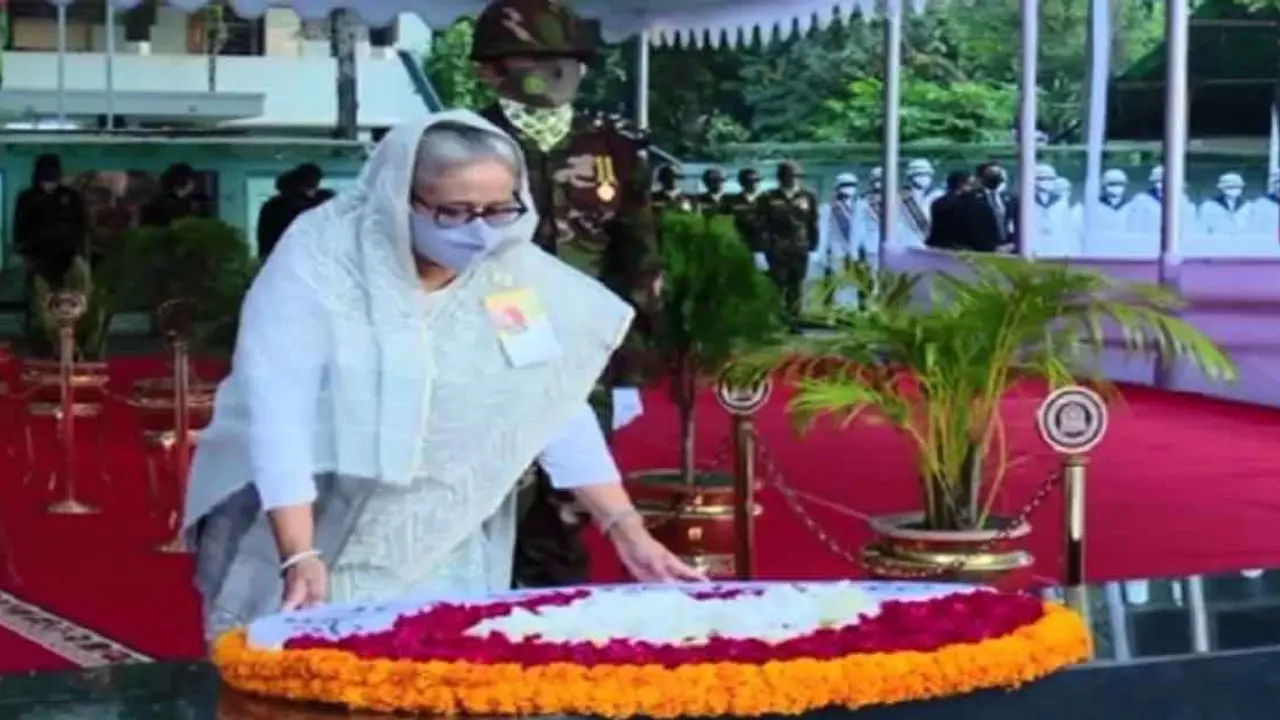 বঙ্গবন্ধুর প্রতিকৃতিতে প্রধানমন্ত্রীর শ্রদ্ধা