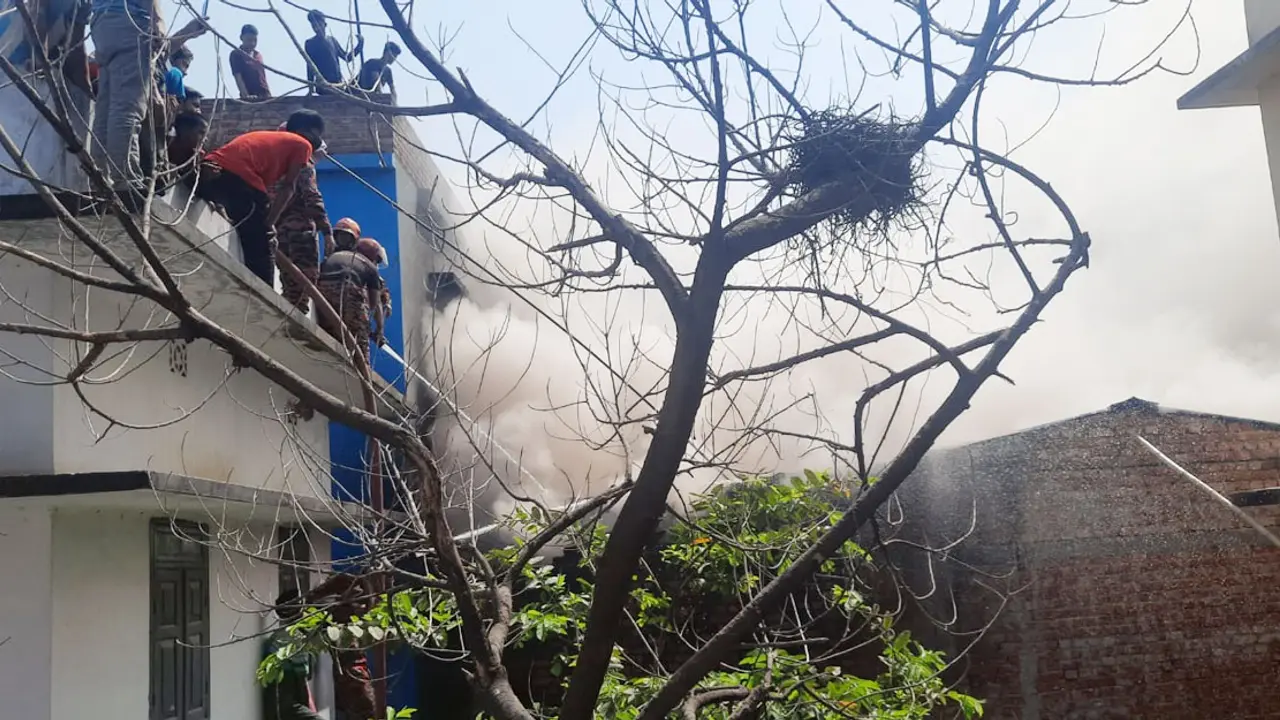 রাজশাহীতে ফোমের গুদামে আগুন, ১২ ইউনিটের চেষ্টায় নিয়ন্ত্রণে