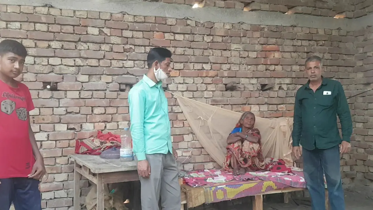 মারধরের ভয়ে বাড়িতে ফিরতে চান না বৃদ্ধা বানু