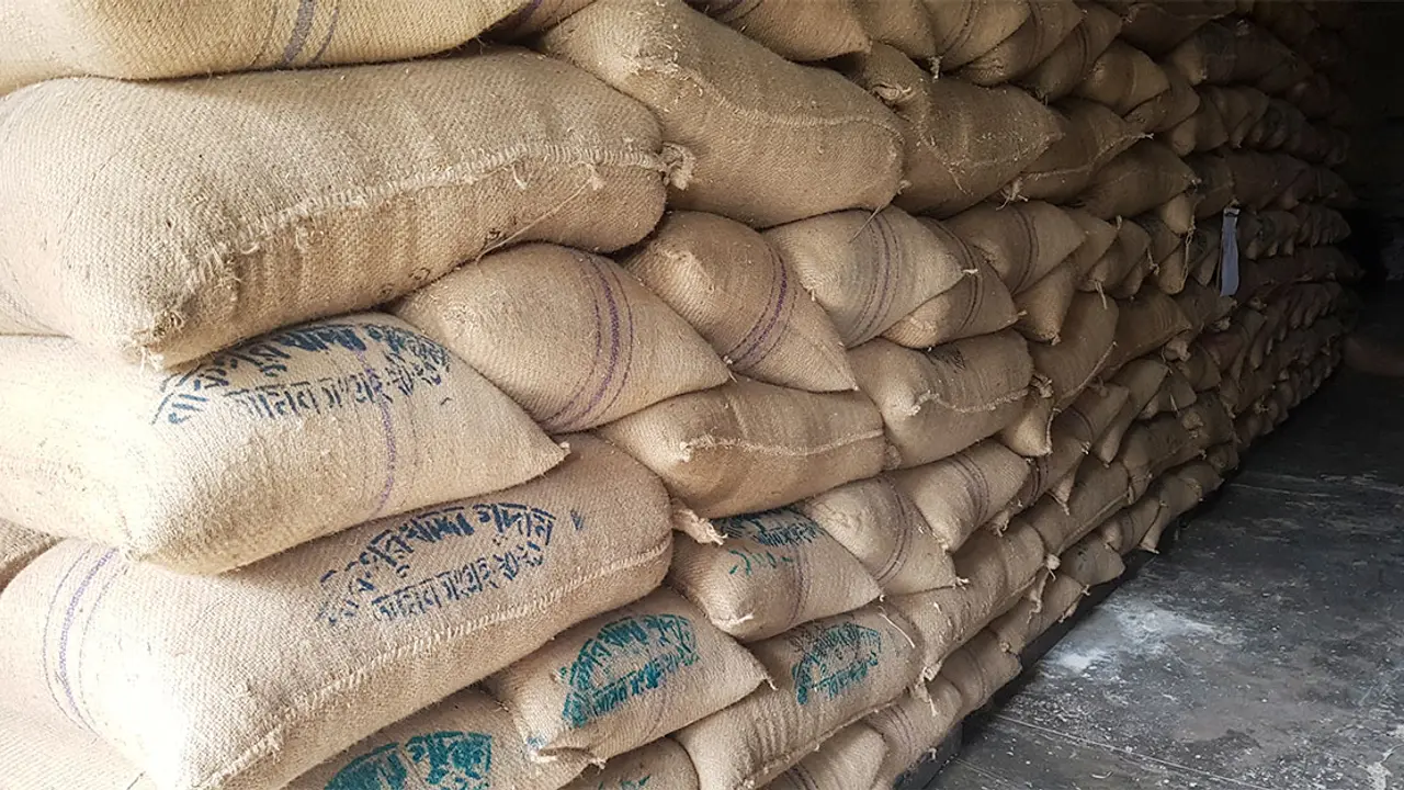 ৩৯ মে. টন চাল গুদামে নেই, বিল দিলেন কর্মকর্তা