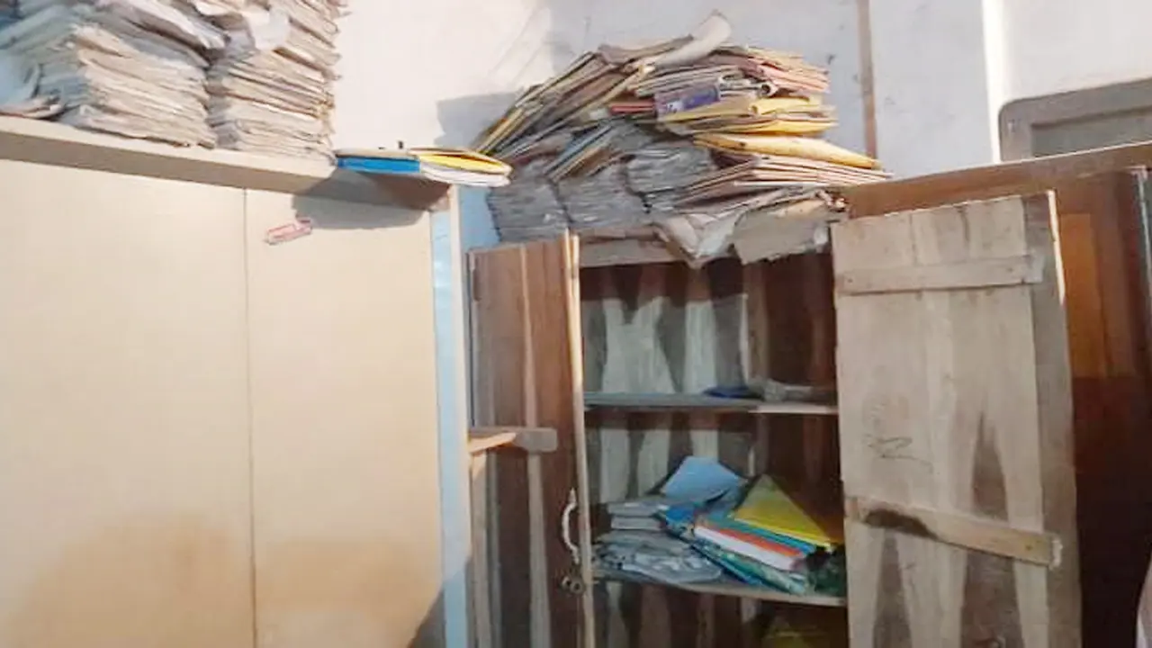 সিরাজগঞ্জে আইনজীবীদের কক্ষের তালা ভেঙে ৬০০ নথি চুরি