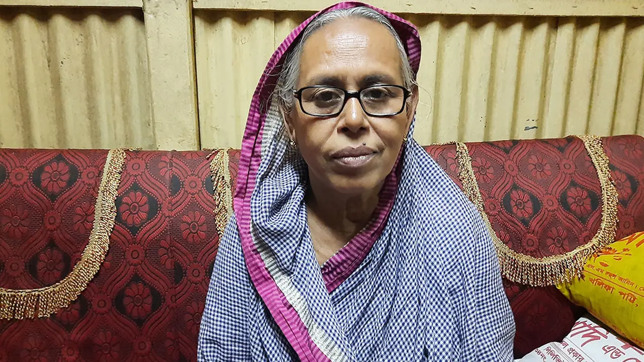 নিজের শাড়ি কেটে মেয়ের জামা বানিয়ে দিয়েছি