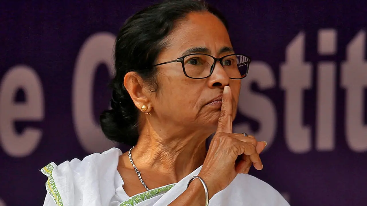 শনিবার কালীঘাটে জরুরি বৈঠক ডাকলেন মমতা