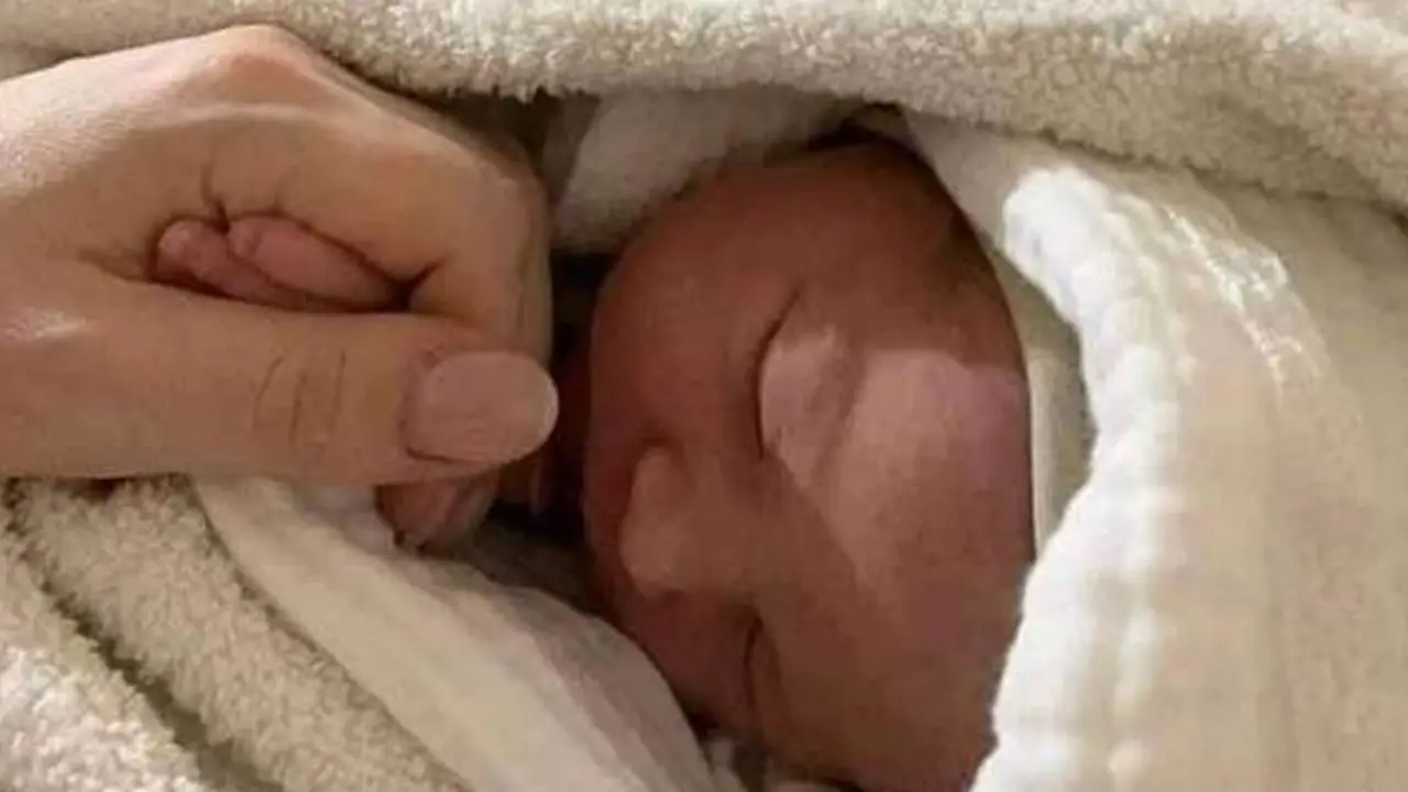 হামলা এড়াতে পাতাল স্টেশনে আশ্রয়, সন্তানের জন্ম