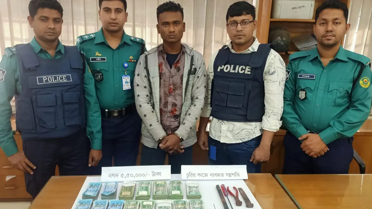 মাদক-জুয়ার টাকা জোগাতে দোকানের শাটার ভেঙে চুরি