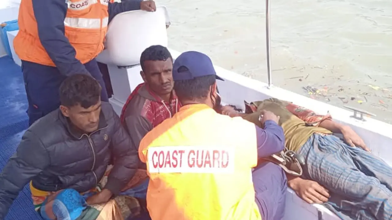 বঙ্গোপসাগরে ১৮ ট্রলারডুবির ঘটনায় ২ জেলের মরদেহ উদ্ধার