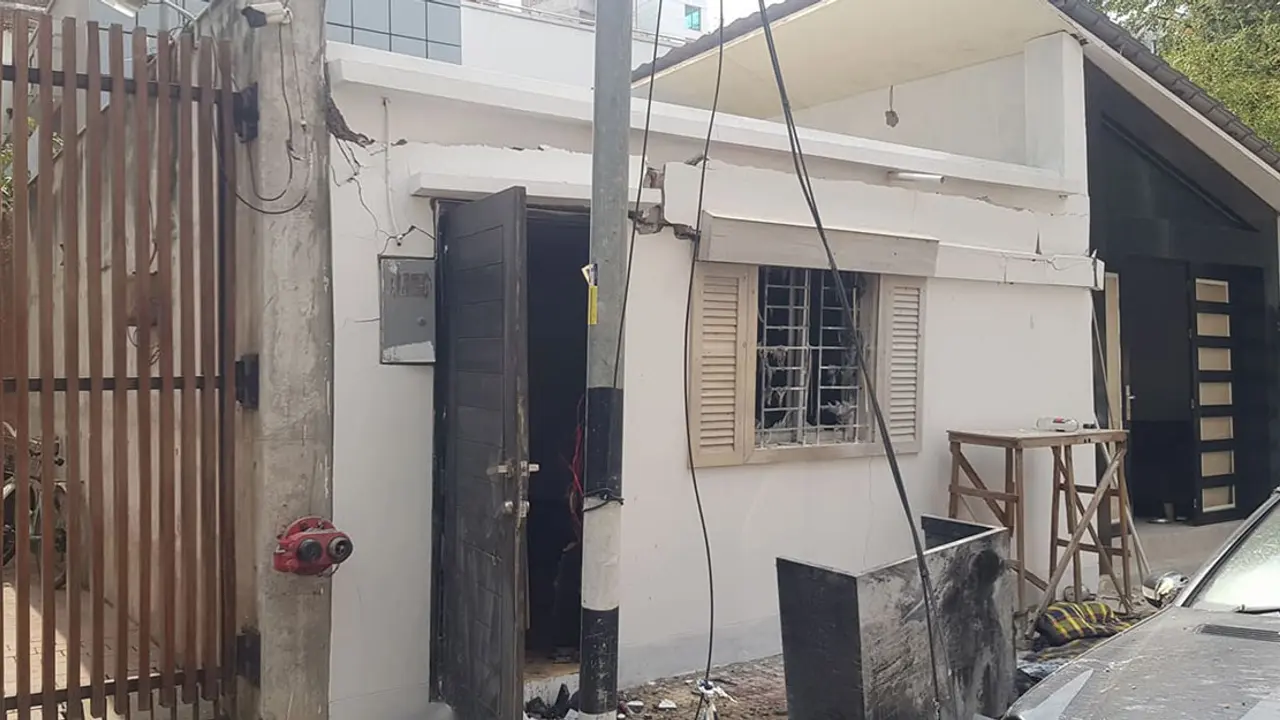 বিকট শব্দে বারিধারায় বিস্ফোরণ, আগুন
