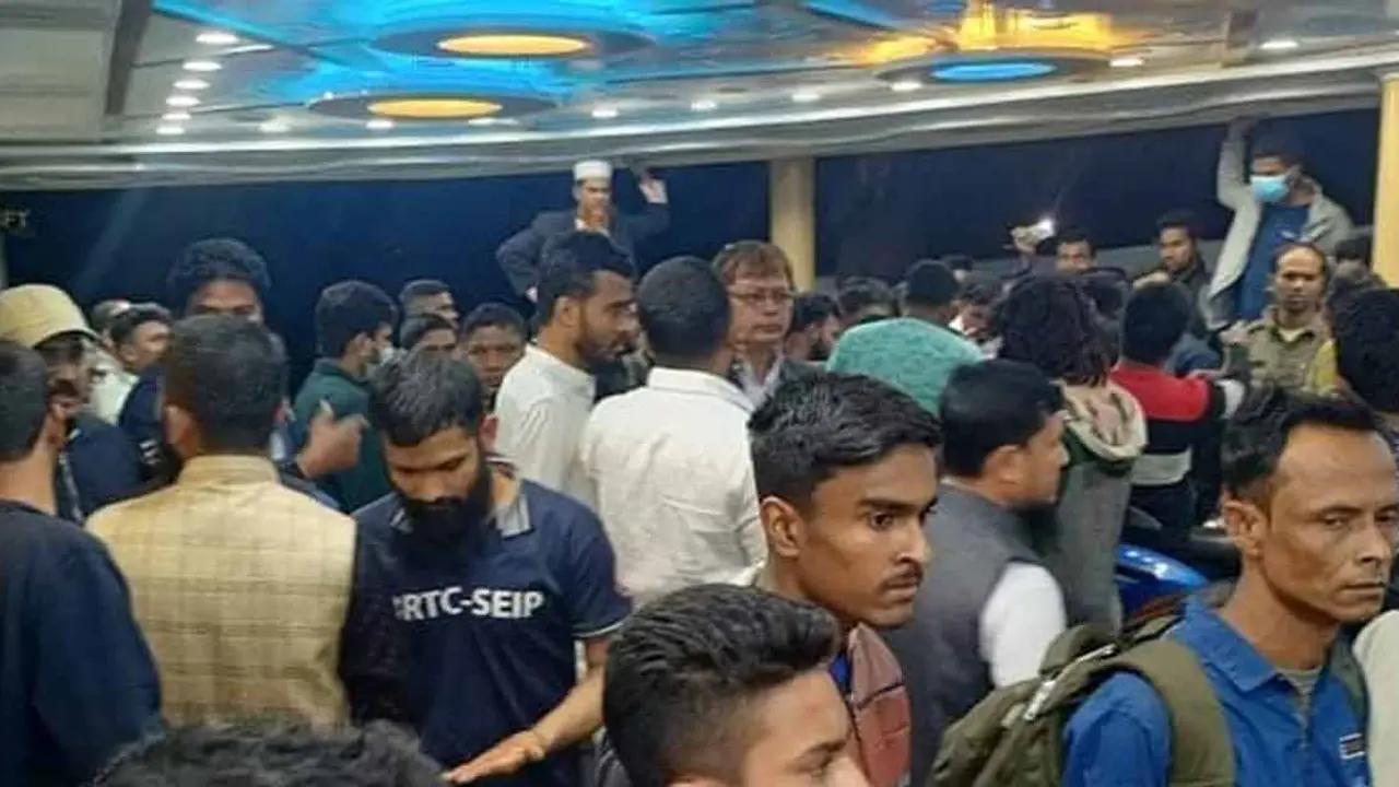 মুন্সিগঞ্জে সুরভী-৭ লঞ্চের ধাক্কায় ডুবে যায় বাল্কহেড